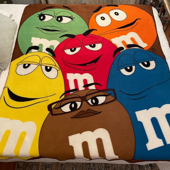 M&M Fleece Throw - Picture 1 of 3